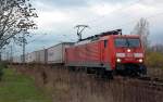 189 022 kam am Abend des 05.11.12 mit einem KLV-Zug in Greppin am roten Signal zum stehen.