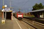Am Sonntagmittag kommen die 189 081-3 und 189 100-1 mit einem Schüttgutwagenzug auf Gleis 4 durch den Rheydter Hbf in Richtung Rangierbahnhof gefahren....7.12.2014