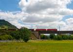   Zwei 189er (Siemens ES64F4)  der DB Schenker Rail Deutschland AG ziehen am 21.06.2014 einen Erzzug bei Ediger-Eller über die Mosel-Brücke in Richtung Trier bzw.