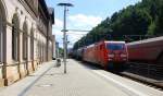 189 001-1 DB kommt durch Bad-Schandau(D) mit einem langen Kesselzug aus Tschechien nach Leipzig-Engelsdorf(D) und fährt in Richtung