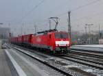 Die 189 089 mit einem KLV-Zug am 01.12.2012 bei der Durchfahrt in München Ost.