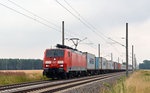 Mit einem Containerzug am Haken rollte 189 017 am 17.07.16 bei Marxdorf Richtung Falkenberg/Elster.