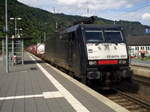 189 097 (ES 64 F4-997) von MRCE als Gz durchfährt den Bahnhof Cochem (Mosel).