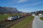 Am 11.03.2017 waren 186 440 und 189 905 sind mit einem Zug des kombinierten Verkehrs bei Kirchbichl in Tirol von Deutschland über die Brennerachse nach Italien unterwegs.