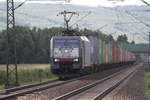 189 092 nähert sich mit einem Containerzug dem Abzweig Brunnenstück südlich von Karlsruhe bei Rüppur.