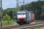 Am 07.06.2017 nähert sich 189 984 von MRCE vermietet an SBB Cargo International mit einem KLV-Zug dem Abzweig Brunnenstück südlich von Karlsruhe bei Rüppur.
