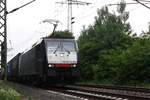 # Ratingen-Lintorf 10  Die 189 990 der MRCE mit einem Güterzug aus Duisburg kommend durch Ratingen-Lintorf in Richtung Süden.