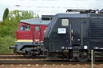 Ein ungleiches Paar, EBS 132 334-4 (232 334-3) und die MRCE Dispo   ES 64 F4-201  [NVR-Number: 91 80 6189 201-7 D-DISPO] für LTE Netherlands B.V pausieren mit ihren Güterzügen kuz