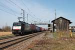 Mit einem Containerzug aus Rotterdam fuhr am Mittag des 20.03.2019 die MRCE/SBBCI ES 64 F4-998 (189 098-7) durch den Haltepunkt von Auggen im Markgräflerland in Richtung Schweizer Grenze.