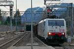 Rail Traction Company 918 / 189 918 mit Güterwagen der Gattung E in Richtung Brennero bei der Durchfahrt von Waidbruck - Lajen / Ponte Gardena - Laion am 06.03.2020.