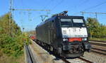 DB Cargo AG [D] mit der angemieteten MRCE Dispo  ES 64 F4-207  [NVR-Nummer: 91 80 6189 207-4 D-DISPO] und schwach ausgelastetem KLV-Zug am 28.10.21 Durchfahrt BF.
