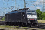 Lok 189 997-0 durchfährt solo den badischen Bahnhof. Die Aufnahme stammt vom 10.06.2022.