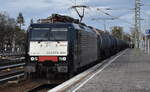 Die Akiem Lok  E 189 844  [NVR-Nummer: 91 80 6189 844-4 D-AKIEM], aktueller Mieter? mit einem Kesselwagenzug am 22.03.23 Durchfahrt Bahnhof Berlin-Wannsee.