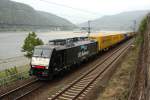 189 098 von ERS Railways zieht einen Containerzug das Rheintal entlang Richtung Wiesbaden, hier bei Assmannshausen, 10.09.09