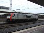 E189 093 mit schwarzen Flecken steht am 2.5.10 vorm roten Signal in Duisburg Hbf