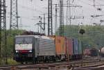 189 290 mit einem Güterzug bei der Durchfahrt in Köln Gremberg, 5.8.10