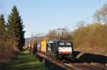 189 208 (ES 64 F4-208) von ERS Railways mit einem Containerzug in der Steigung zwischen Bad Honnef und Unkel.
