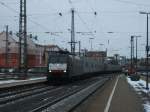 ES 64 F4-211 der MRCE durchfährt am 20.Februar 2013 mit einem Containerzug den Bahnhof Ansbach Richtung Treuchtlingen.