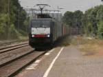 189 106 fuhr mit einem Containerzug in der Mittagshitze duch den Rommerskirchen Bahnhof in Richtung Köln.