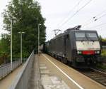 189 840 von Von MRCE  kommt als Umleiter mit einem langen Containerzug aus Gallarate(I) nach Antwerpen-Oorderen(B) und fährt durch Kohlscheid aus Richtung Herzogenrath und fährt die