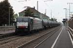 Durchfahrt von ES 64 F4-112 von SBB Cargo am 05.09.2014 mit einem Kesselwagenzug in Müllheim (Baden) gen Norden.