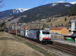 Die 189 917 und die 185 663 mit einem Güterzug am 19.03.2016 bei der Durchfahrt in Matrei am Brenner.