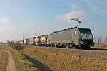 Am 07.02.2015 bespannte die ES 64 F4-992 (189 092-0) einen Containerzug nach Aachen West/Belgien, als sie bei Hügelheim auf der KBS 703 in Richtung Freiburg fuhr.