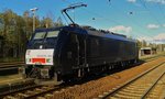 189 803-0 MRCE wartet auf  Grün  in Hosena am 25.04.2016.