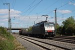 Am 18.04.2015 fuhr ES 64 F4-107 (189 107-6)  SBB Cargo International  mit dem DGS 48621 (Göttingen Gbf - Basel Bad Rbf) durch die Gleisanlagen von Müllheim (Baden) in Richtung Zielbahnhof.