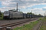 Durchfahrt am 18.04.2015 von ES 64 F4-990 (189 090-4) mit einem leeren Stahl-Containerzug nach Duisburg-Wedau in Müllheim (Baden) gen Freiburg.