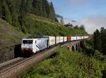 Die 189 907 mit einem KLV-Zug am 21.05.2016 unterwegs bei Bad Hofgastein.