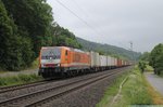 189 820 Locon mit Containerzug, ausgestattet mit Deutschland-Fahnen, bei Erzhausen am 09.06.2016
