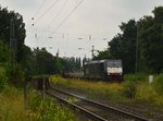 In Boisheim kommt die MRCE für LOCON fahrende ES 64 F4-998 mit einem Aluzug auf dem Ausweichgleis gen Dülken fahrend daher.