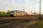 189 993 mit einem Containerzug durch Grevenbroich am Abend des 18.9.2016