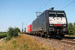 ES 64 F4-992 (189 092-0) am 10.07.2015 mit einem Containerzug nach Italien bei Hügelheim auf dem Weg in Richtung Schweizer Grenze.