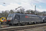 Lok 189 996-2 wartet beim Güterbahnhof Muttenz auf den nächsten Einsatz.