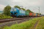 TXL 192 011  Naturschützer  mit Containerzug in Thüngersheim, August 2021.