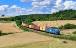 192 102 mit einem Containerzug am 26.07.2022 bei Edlhausen.