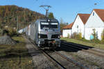 Ein gepflegter Smartron der Rheincargo, 192 055, durchfährt mit einem Kesselwagenzug den Haltepunkt Dollnstein auf dem Weg nach Ingolstadt.