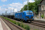 Am 19.07.2025 zieht 192 013 [91 80 6 192 013-1 D-NRAIL] noch vor der Generalsanierung Berlin-Hamburg eine Leine Kesselwagen durch Karst�dt.