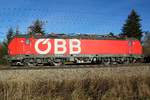 Schön die grossen Buchstaben der ÖBB auf der neuen Vectron Lok.