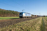193 537-8 ist am 21.12.2021 mit einem Containerzug bei Haarbach unterwegs.