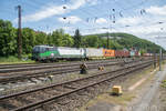 193 221-9 mit einem Containerzug am 24.05.2023 bei der Durchfahrt von Gemünden/M