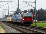 SBB - Loks 193 477 + 193 534 mit Güterzug unterwegs bei Lyssach am 2024.12.11