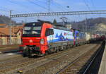 SBB Cargo - Loks 91 80 6 193 476 + 193 520 vor Güterzug bei der durchfahrt im Bhf.