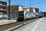 Die beiden Vectron 6193 999 und 6193 824 D-Rpool, vermietet an RTB Cargo - Rurtalbahn Cargo - durchfahren Passau Hbf auf Gleis 1 zum Passauer Güterbahnhof, wo der Zug eine Pause einlegen wird.