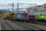 SBB Cargo - 91 80 6 193 055-1 mit Baumaschine bei der Durchfahrt im Bhf. Lyss am 23.09.2025