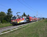 193 876  Mauerfall-Vectron  und 193 801 am Zugschluss traktionierten im  August 2025 eine S 6 , und wurden dabei von mir in Pölfing-Brunn fotografiert.
