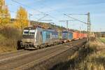 6193 136-9 ist mit seinem Containerzug in Richtung Süden unterwegs,gesehen am 05.11.2025 bei Kerzell.