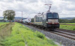 X4E -609 (193 609-5) ist am 16.09.2025 mit einem Containerzug in Richtung Norden bei Retzbach-Z. unterwegs.